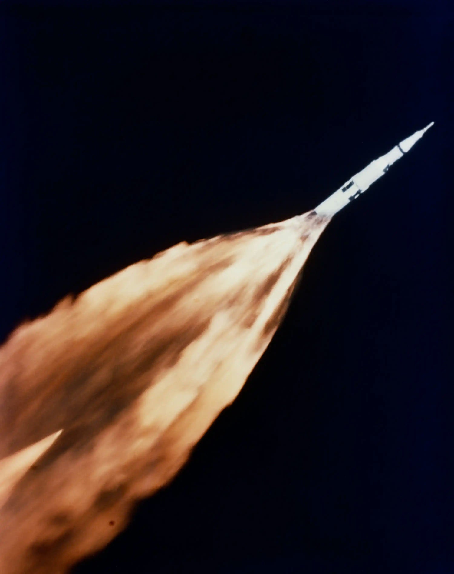 Décollage fusée Saturn V boost de communication